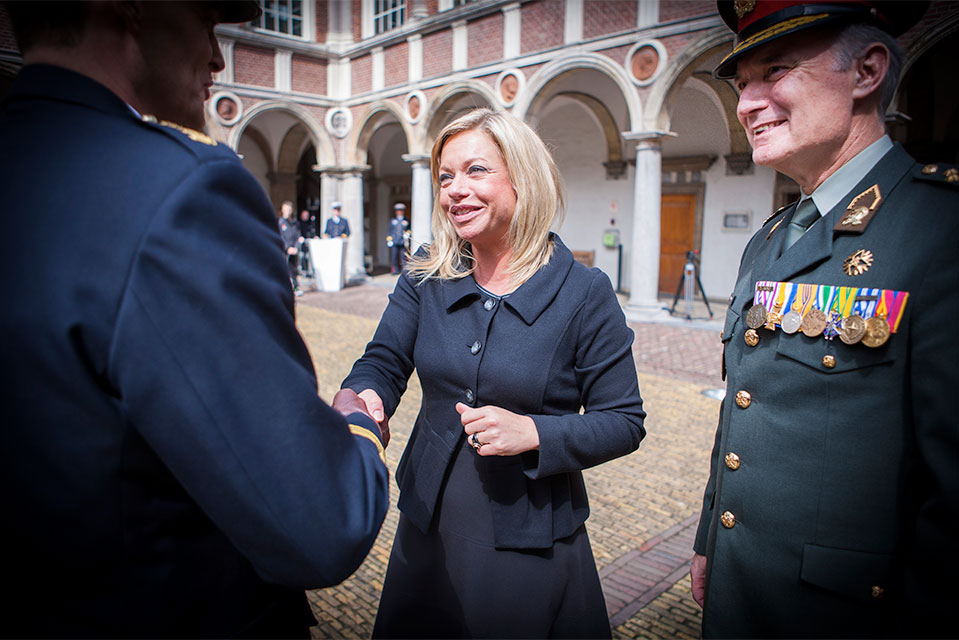 minister hennis deelt de onderscheidingen uit