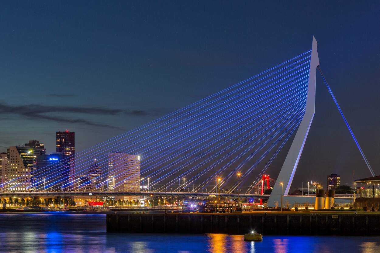 Erasmusbrug verlicht in NAVO kleuren
