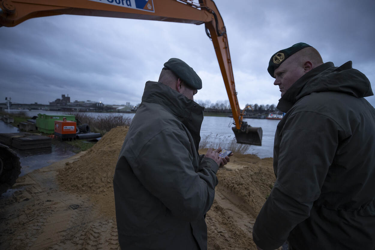 Militairen van 105 Genietroepen waterbouw praten over wat er nog moet gebeuren.