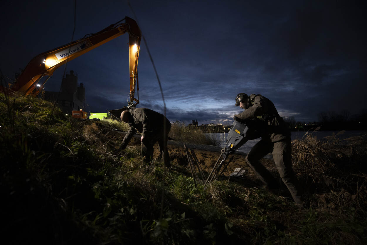 Militairen van 105 Genietroepen waterbouw leggen een veerpontverbinding aan.