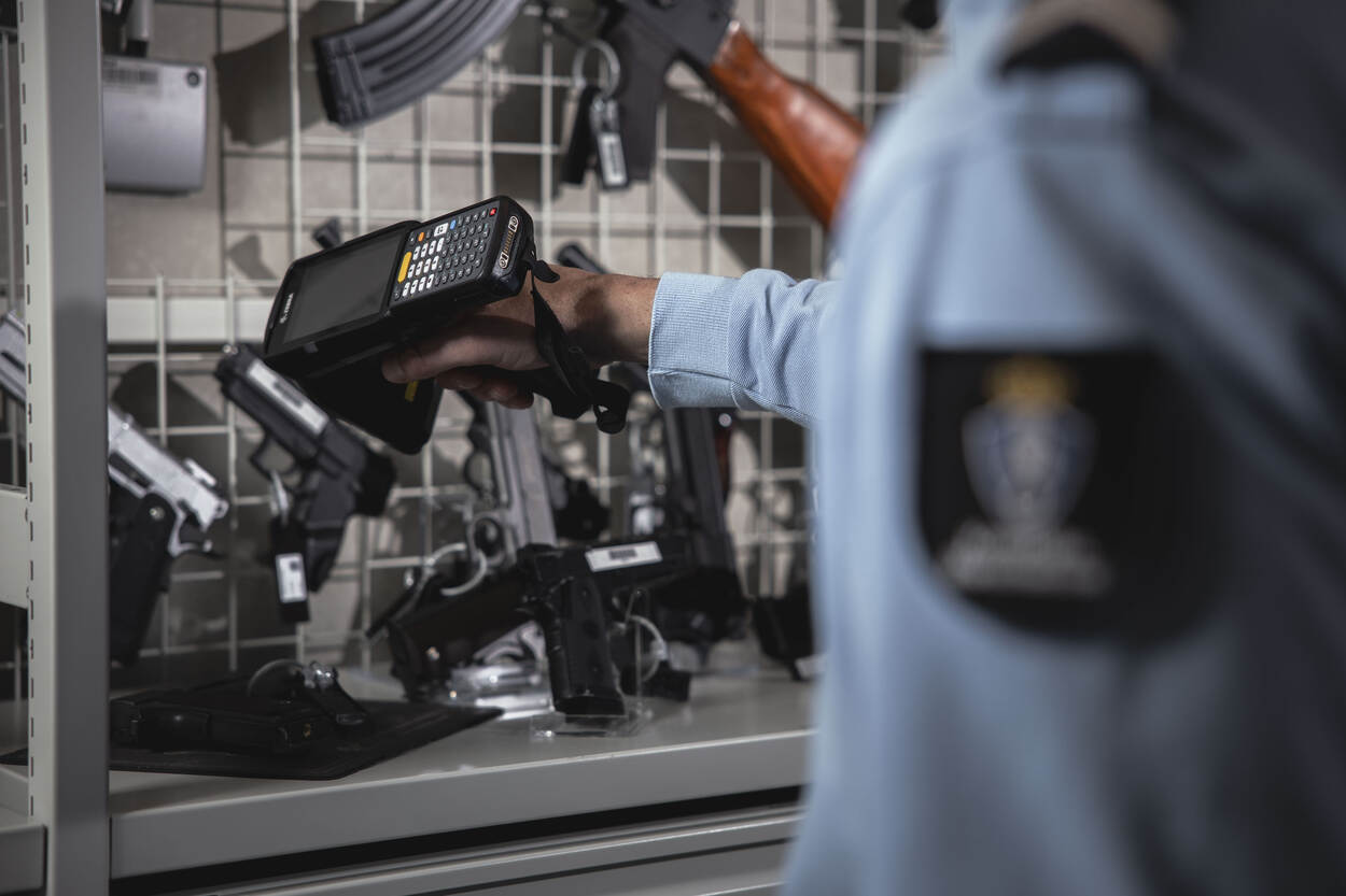 Marechaussee scant wapens voorzien van RFID