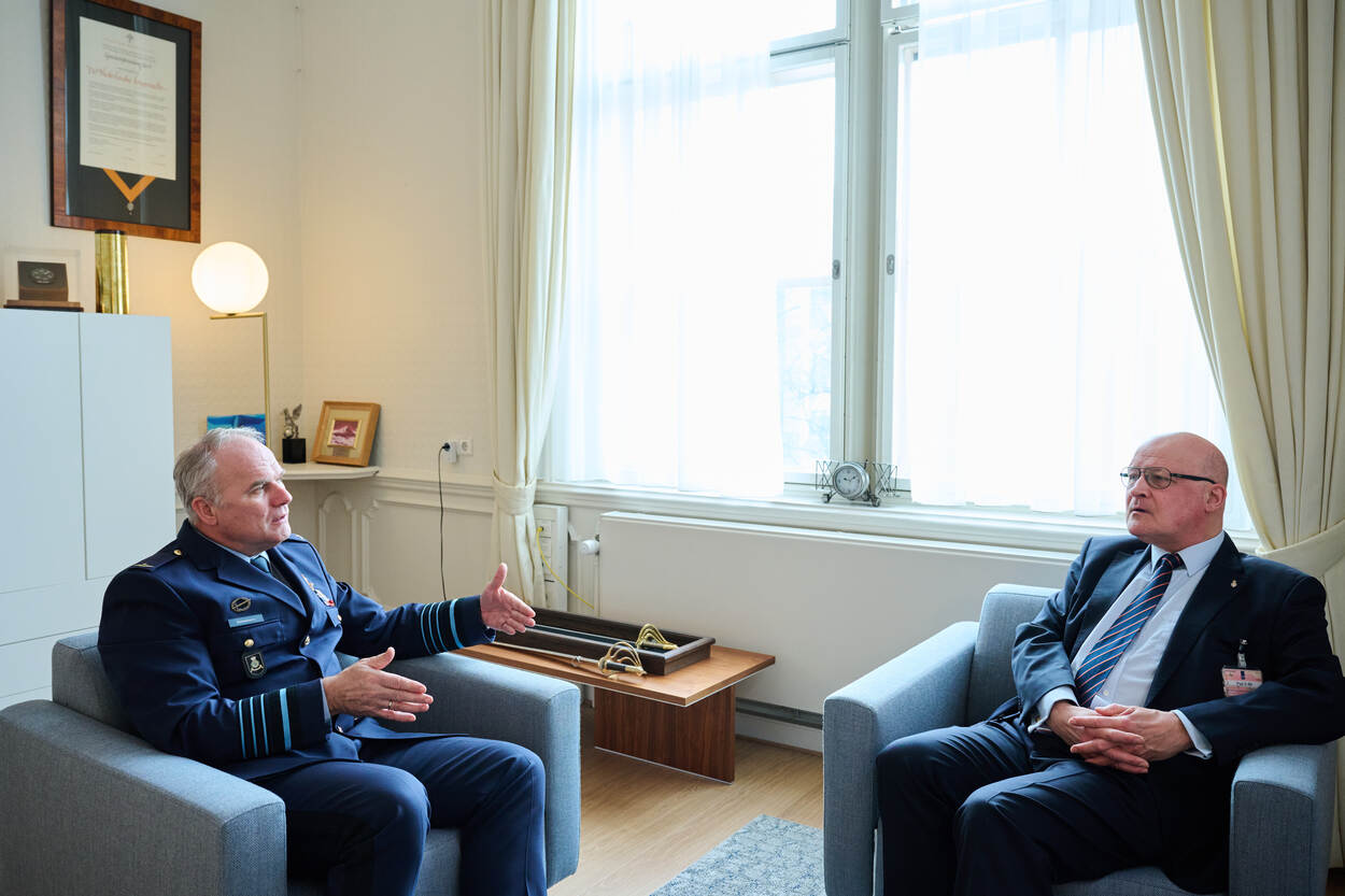 Op de stoel links de Commandant der Strijdkrachten, op de stoel rechts zijn gesprekspartner Wibe Ploeg.