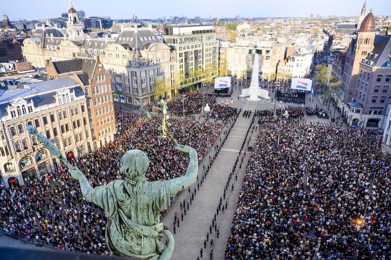 Luchtfoto van een enorme menigte op de Dam tijdens de Nationale Dodenherdenking.