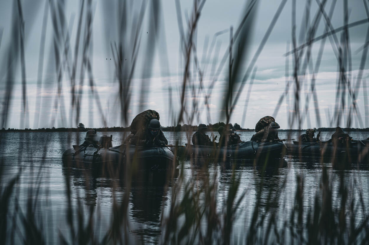 Drie bootjes met Oekraïense mariniers komen heimelijk aangevaren tussen het riet.