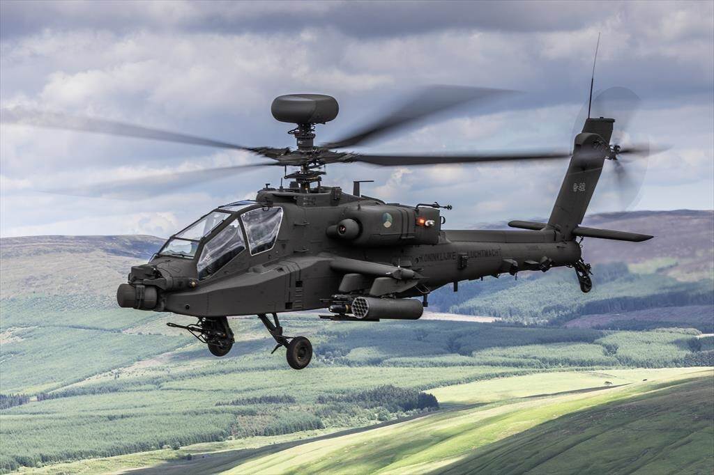 Een Apache gevechtshelikopter in de lucht