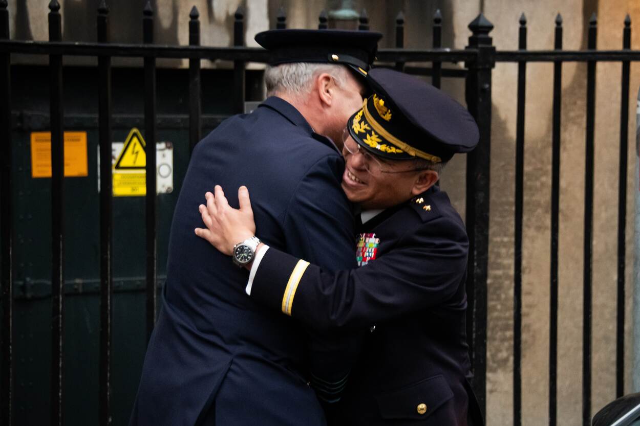 Eichelsheim omhelst zijn Japanse ambtsgenoot