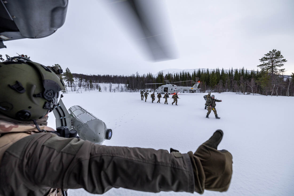 Militairen stappen uit een NH90 tijdens Joint Viking