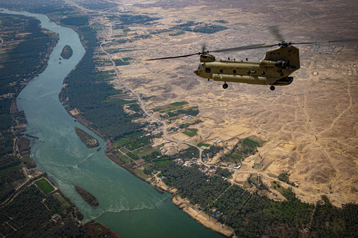 Een Chinook vliegt boven de Eufraat in Irak.