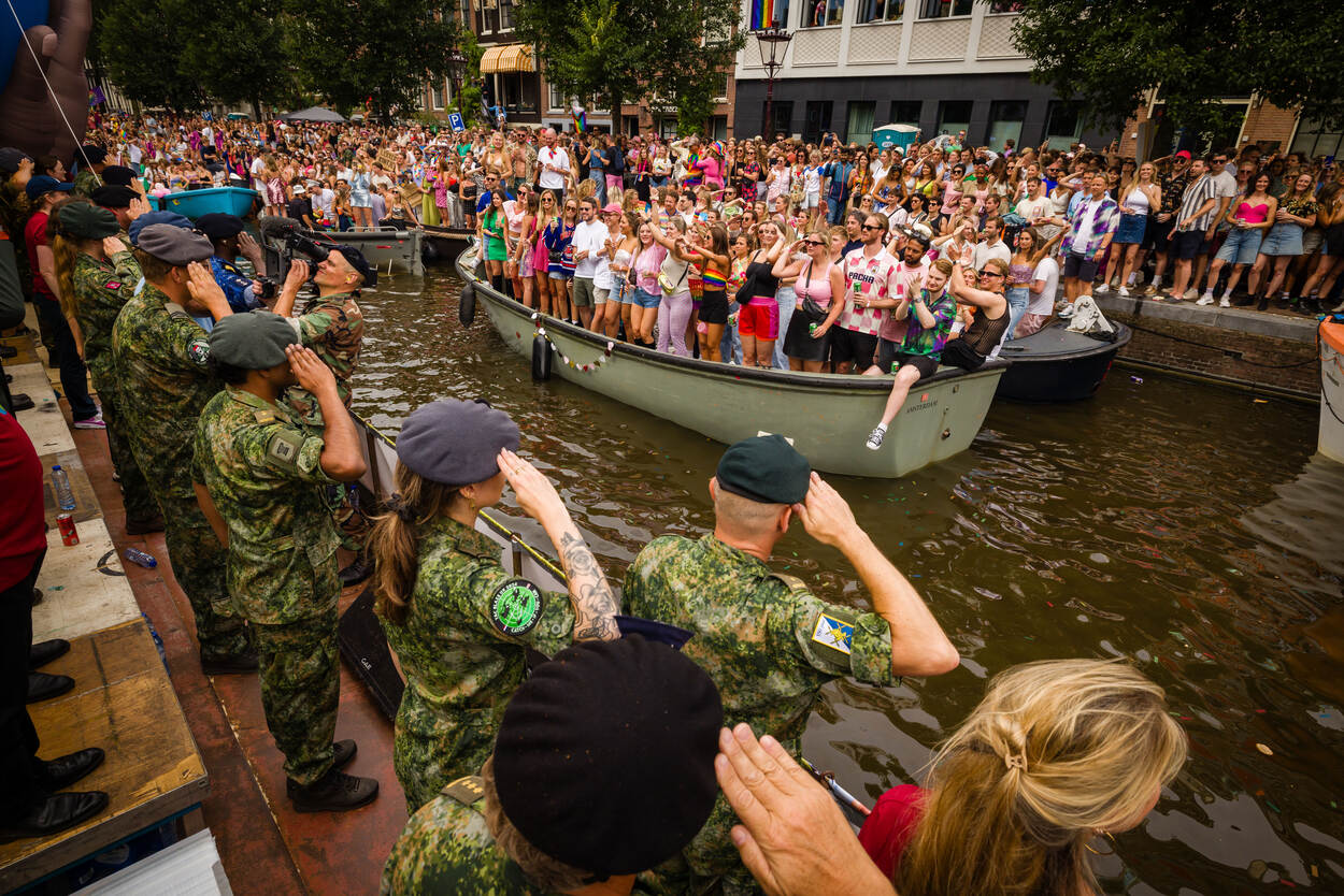 Militairen op de Defensieboot groeten het publiek.