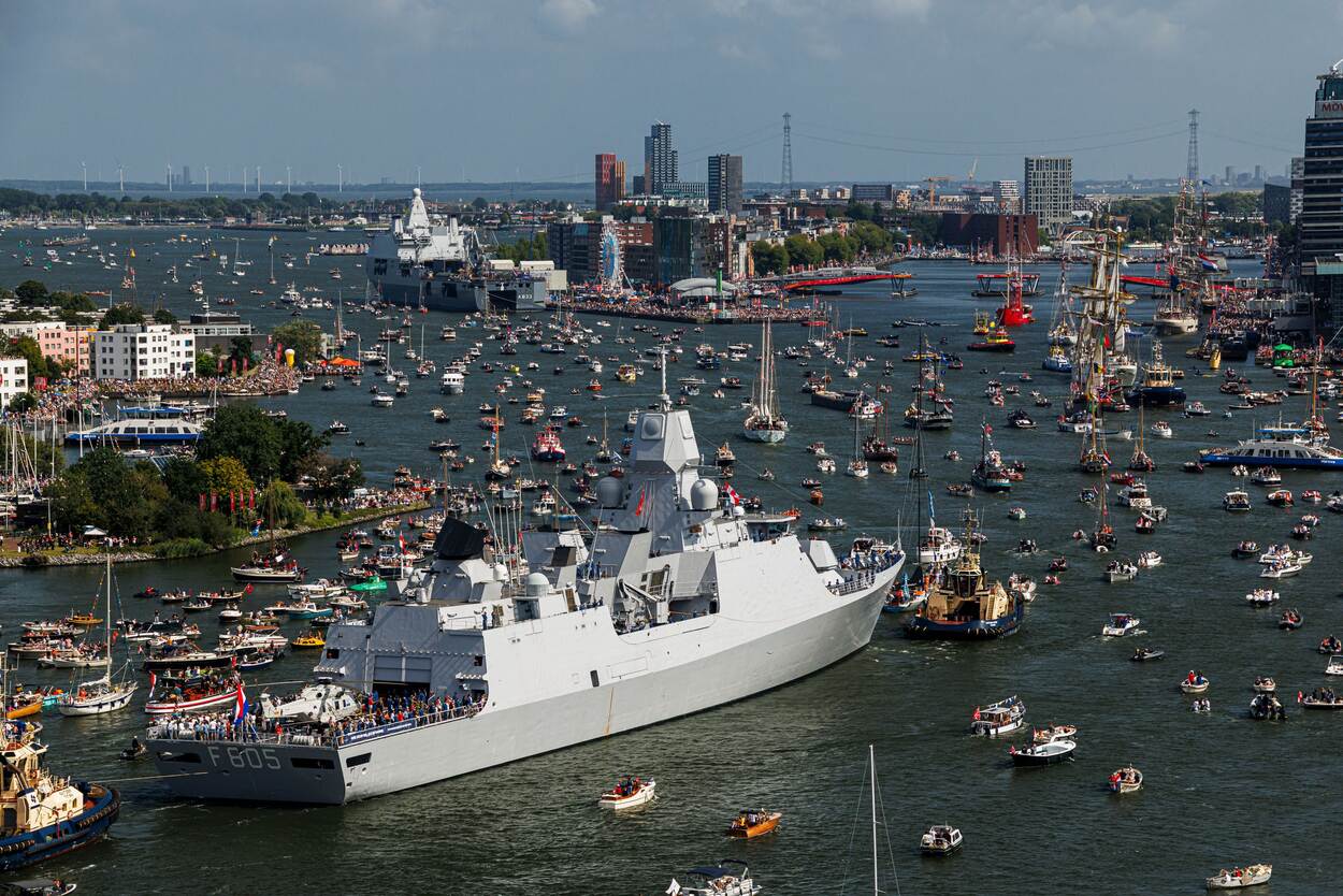 Zr.Ms. Evertsen vaart te midden van andere schepen over het Amsterdamse IJ.