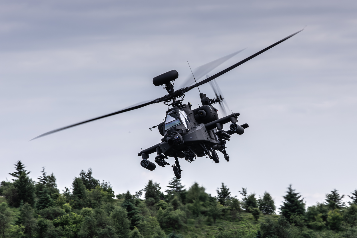 Een Apache-helikopter vliegt door de lucht.