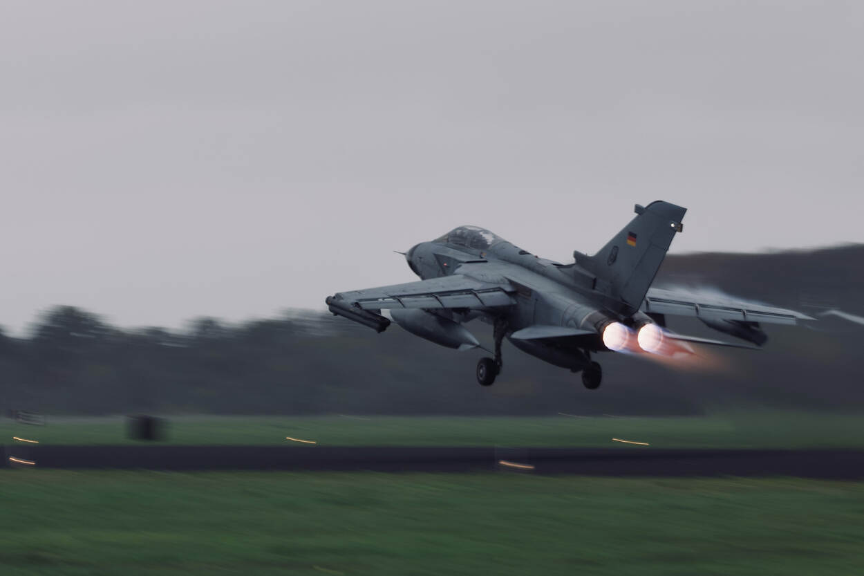Een straaljager komt net los van de grond.