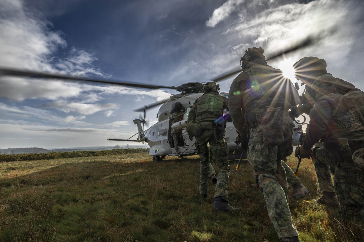 Mariniers lopen naar NH90
