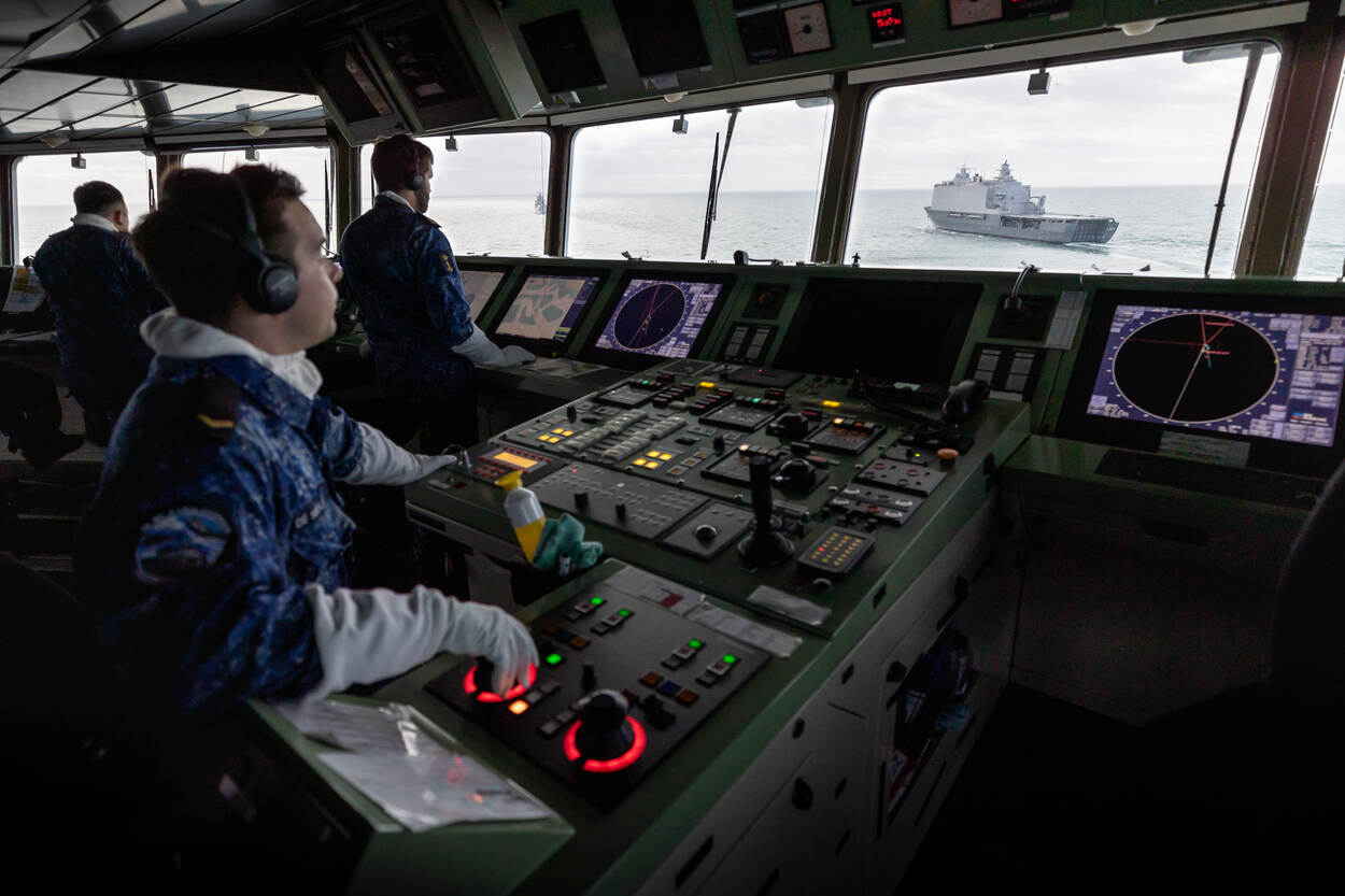 Zicht op de Johan de Witt vanuit de brug van het schip.