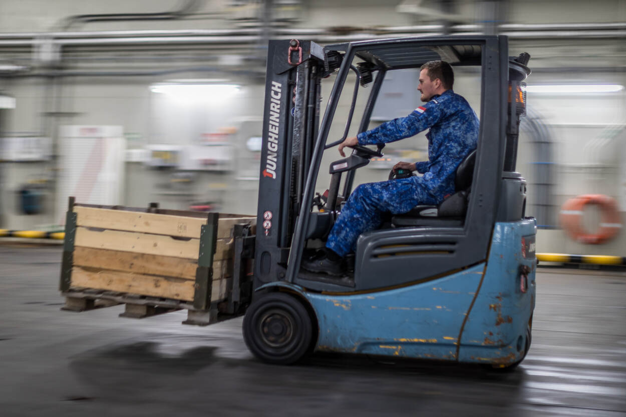 Portret van Matroos 1 LDGB Dennis in een heftruck.