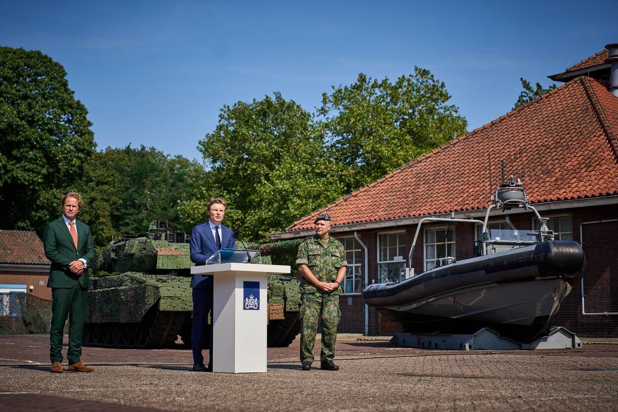 Minister Brekelmans, staatssecretaris Tuinman en CDS generaal Eichelsheim bij de presentatie van de Defensienota.