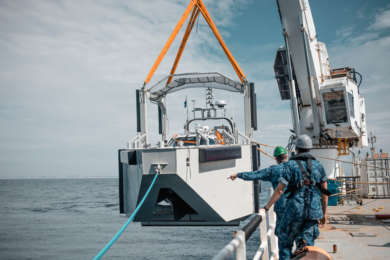 De USV90 wordt vanaf de Geosea te water gelaten.