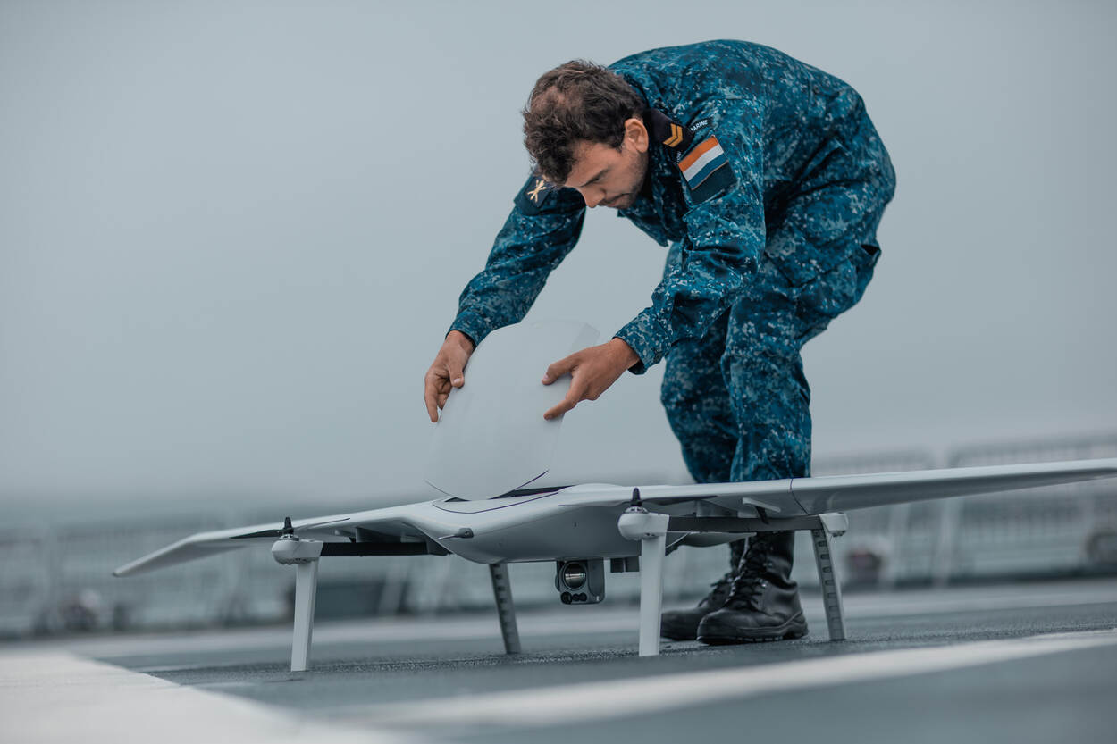 De drone Deltaquad EVO aan boord van Zr.Ms. Johan de Witt.