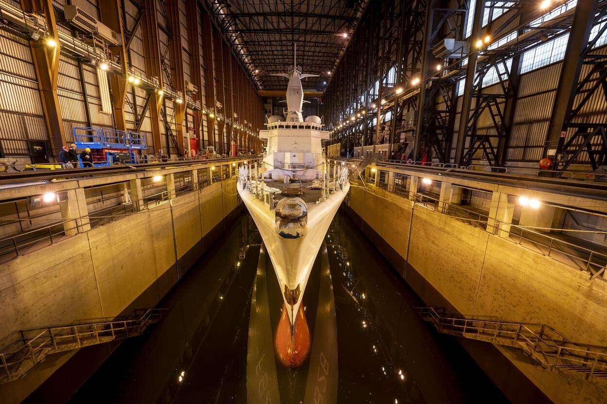 Het fregat van Speijk in een dok in Den Helder.