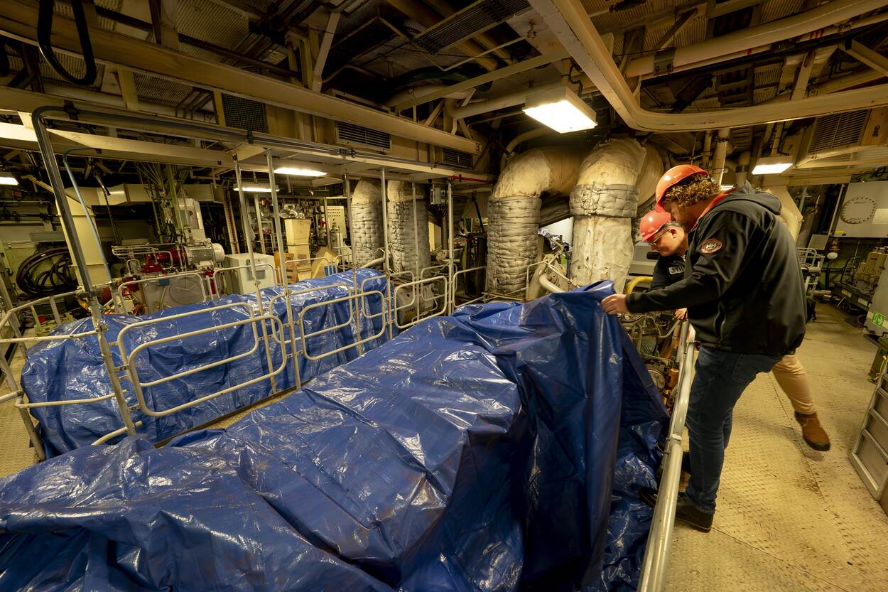 De afgedekte dieselmotoren van de Van Speijk.