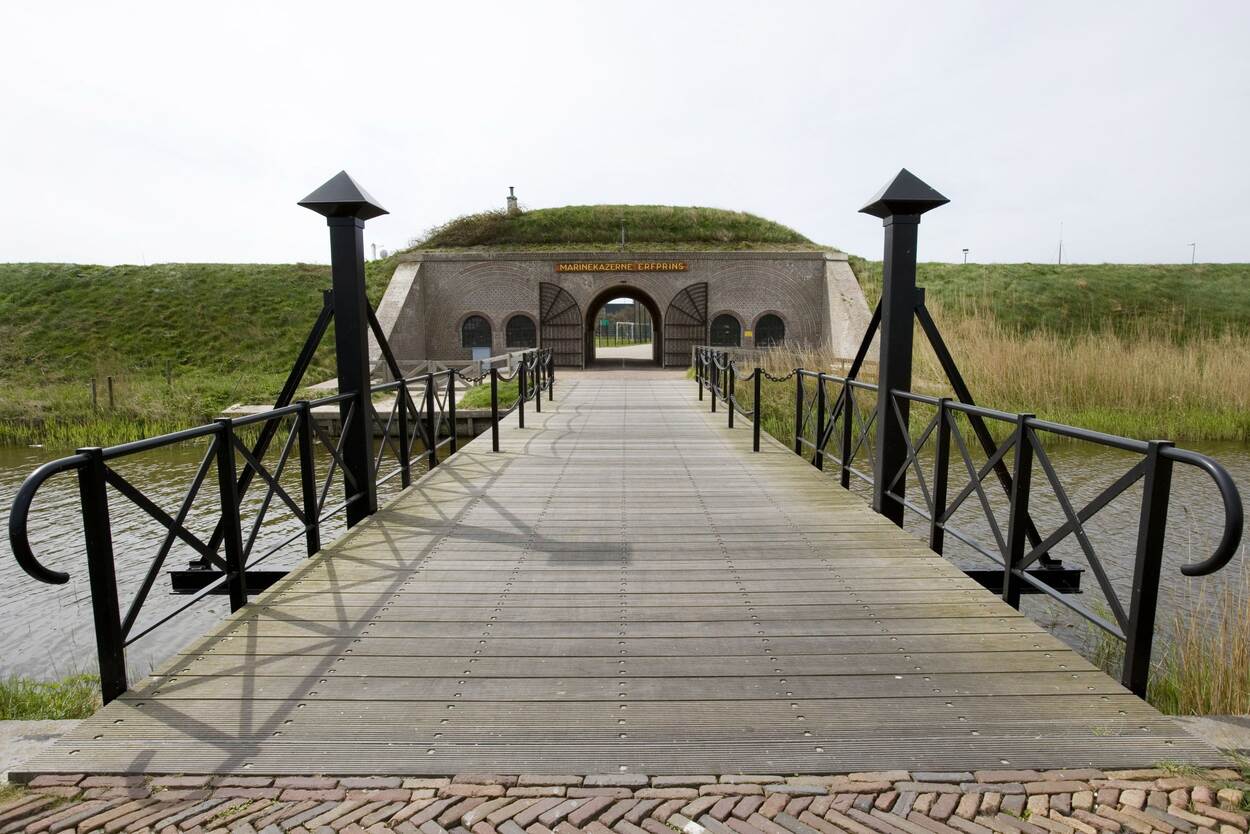 Een foto van de oude poort van Marinekazerne Erfprins.