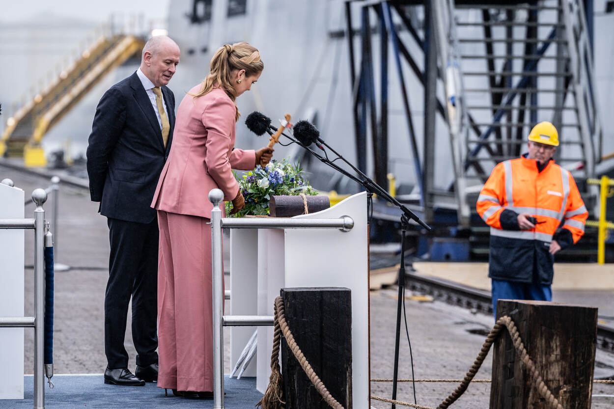 Prinses Amalia met het doopbijltje in haar handen.