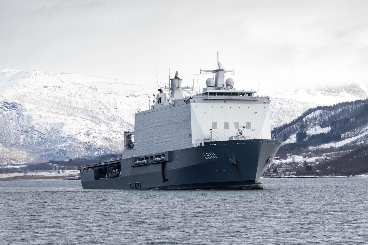 Zr.Ms. Johan de Witt in een fjord bij Noord-Noorwegen.