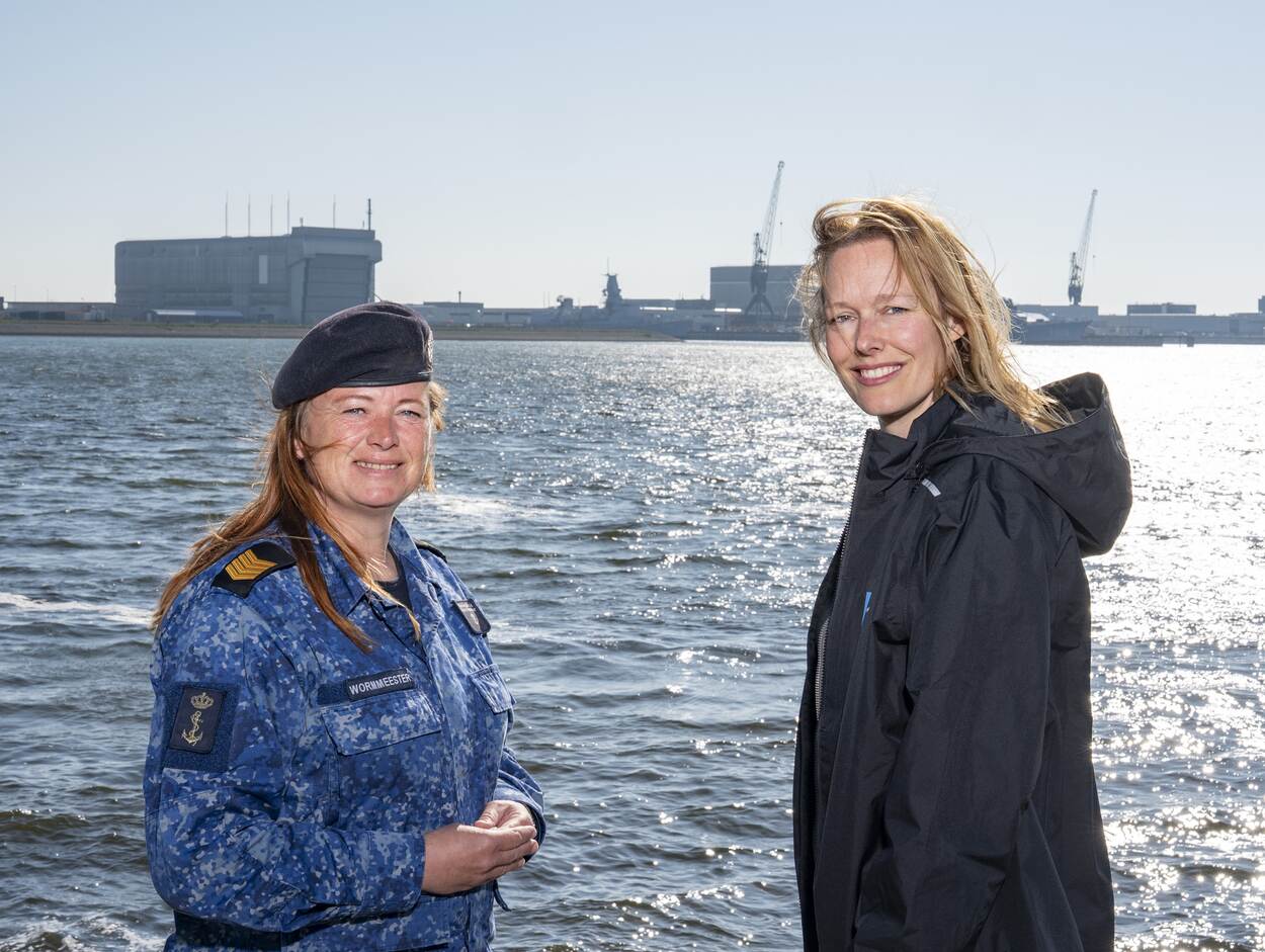 Sergeant-majoor Margreet Wormmeester en Mieke Limmen bij de Berghaven.