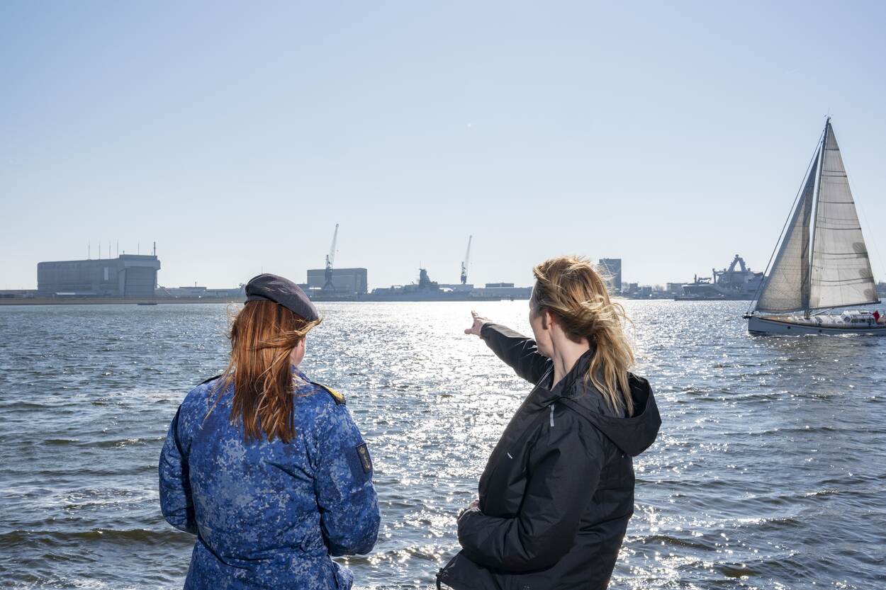 Sergeant majoor Margreet Wormmeester en Mieke Limmen kijken uit over de Berghaven.