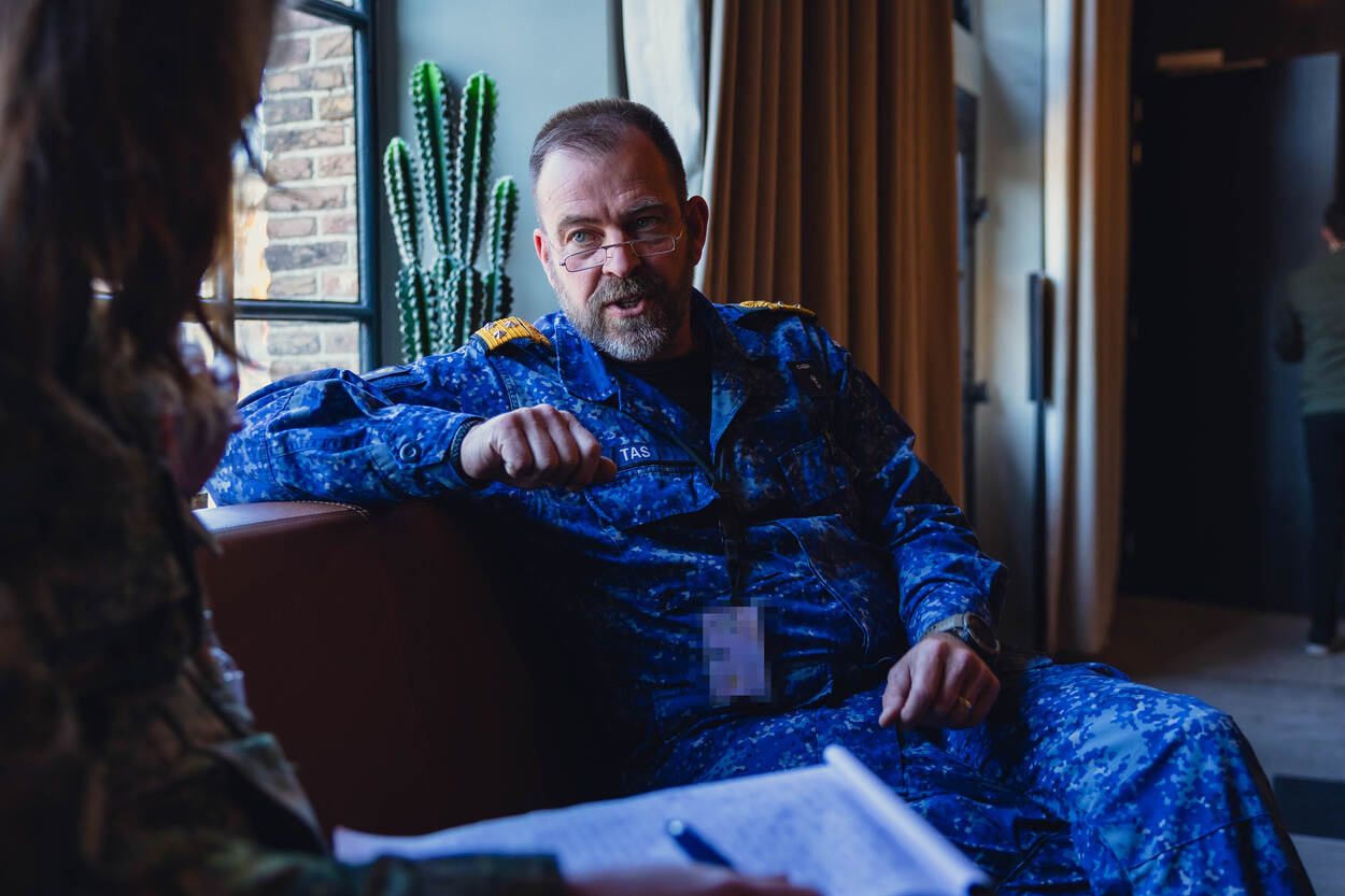 Vice-admiraal René Tas in gesprek.