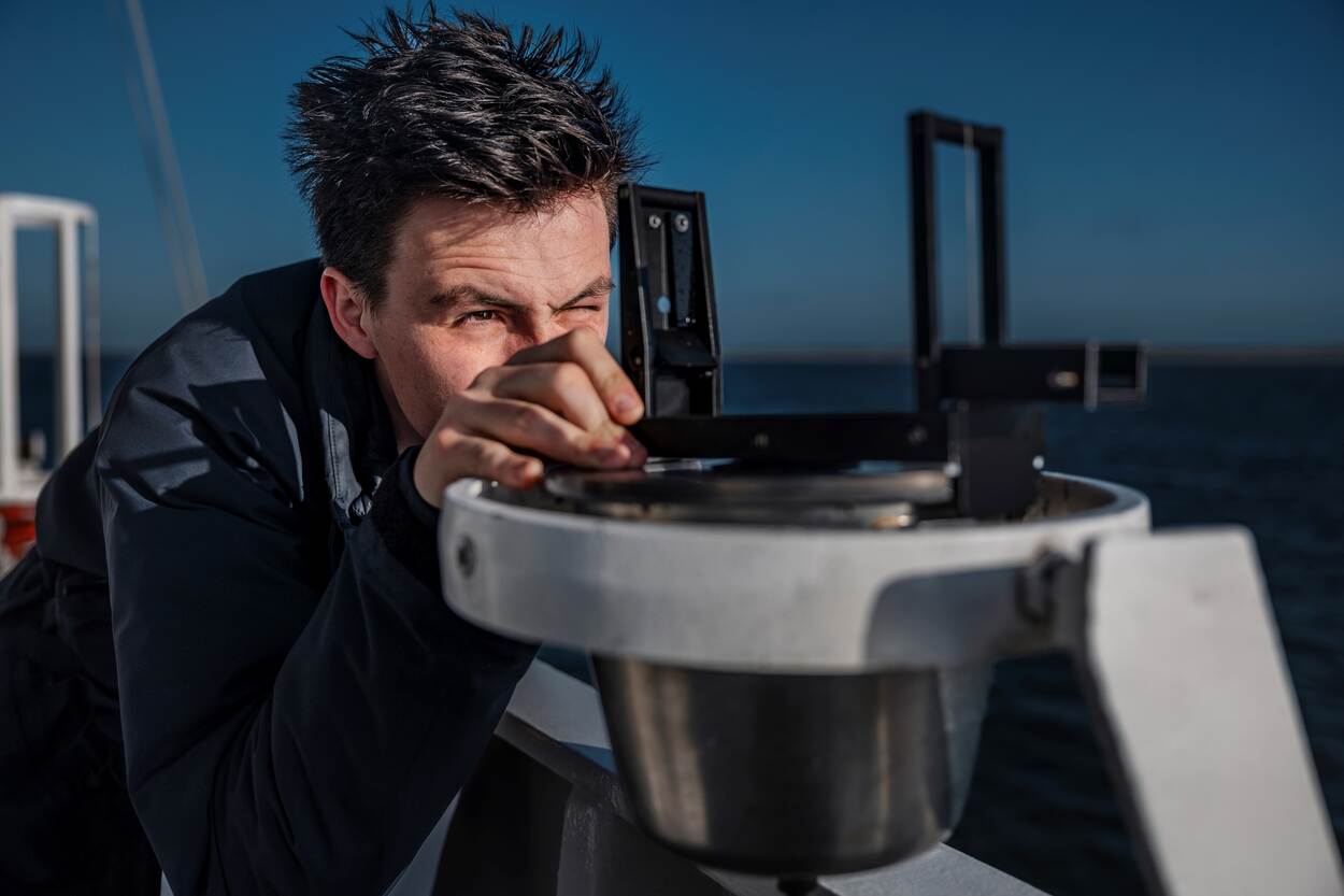 Een adelborst die het kompas leest.