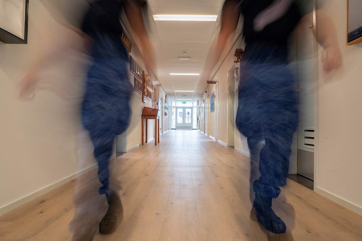 2 personen lopen door een gang met vernieuwd laminaat.