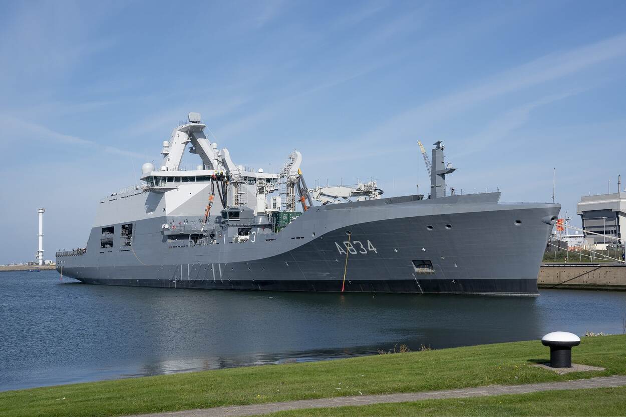 Marineschip ligt aan de kade.