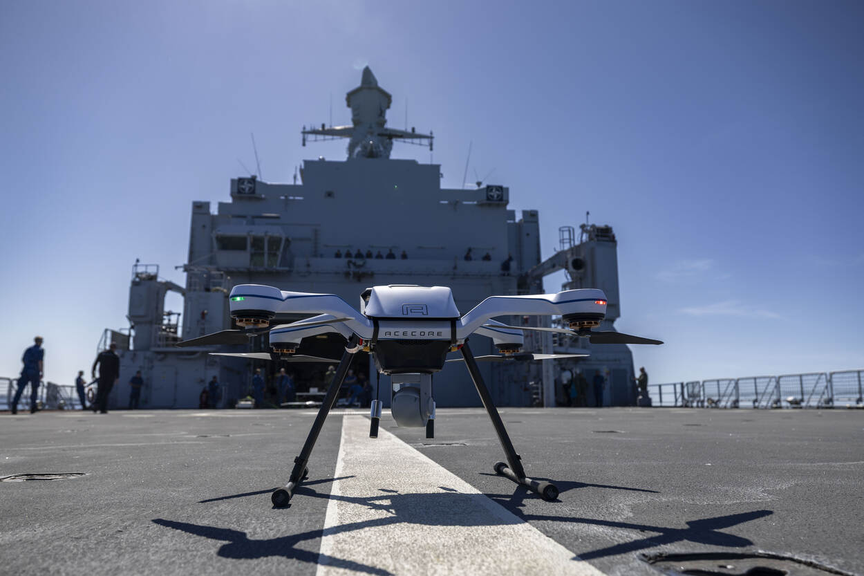Een Acecore Noa drone aan dek van Zr.Ms. Johan de Witt.