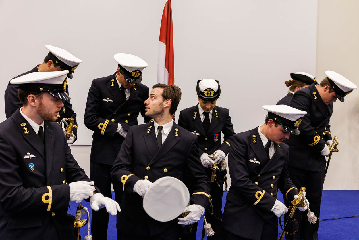 Reservisten maken zich klaar voor de beëdiging.