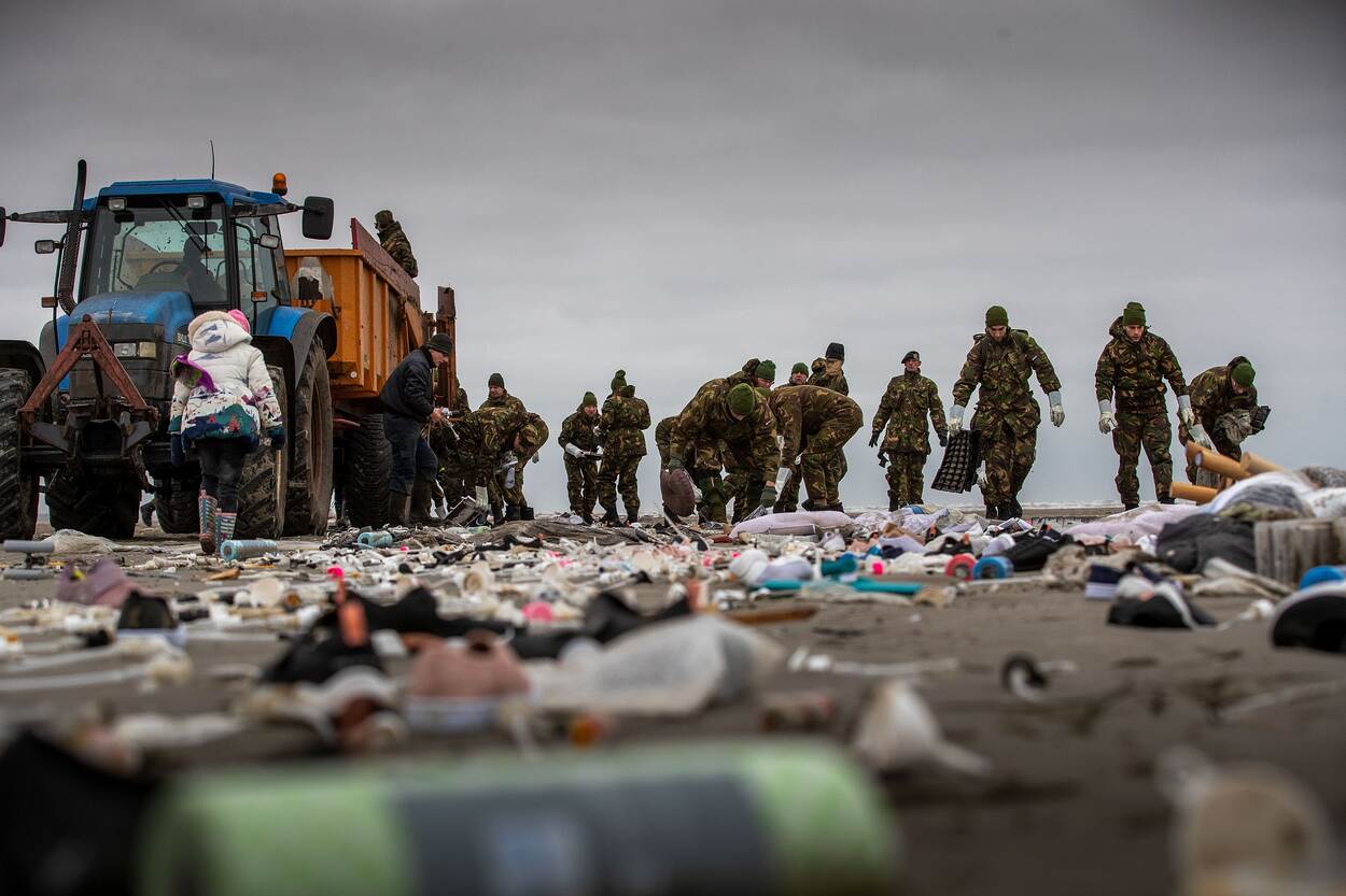 Militairen op het strand van Schiermonnikoog.