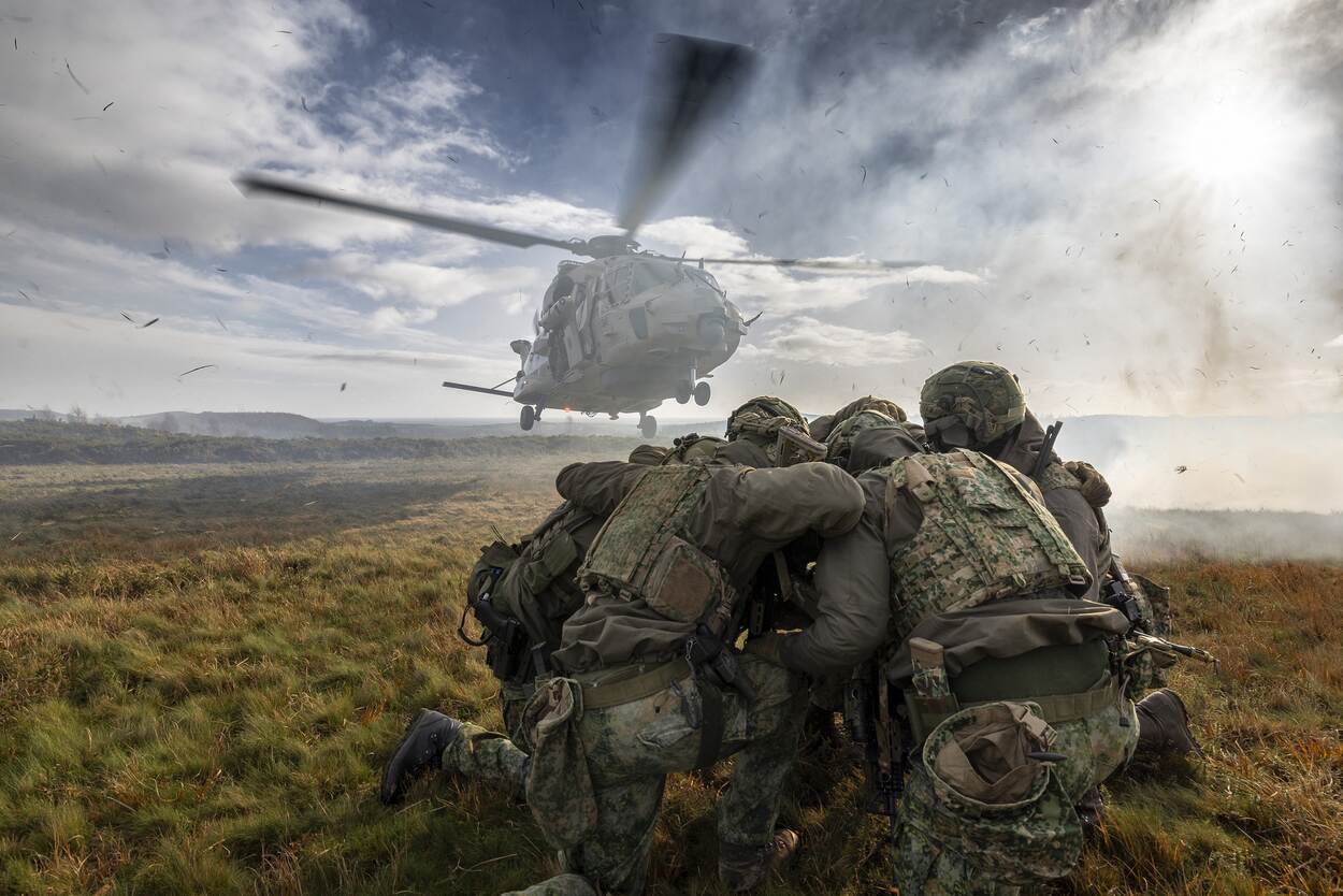 Militairen schuilen terwijl NH90 opstijgt
