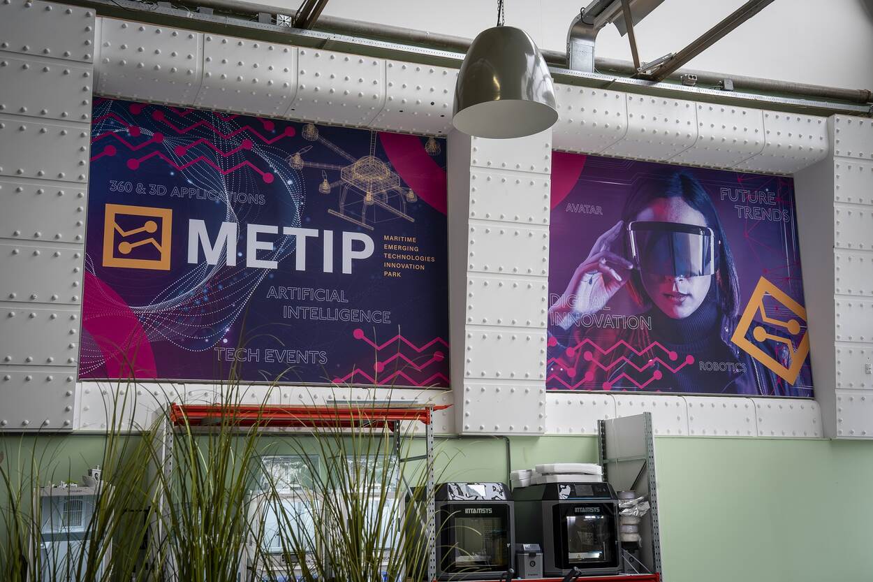 Industriële ruimte met banners aan de muur met daarop de naam METIP.