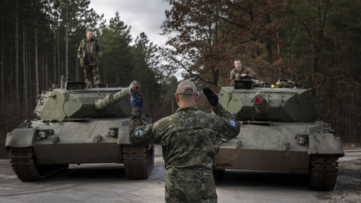Een Nederlandse instructeur geeft aanwijzingen aan Oekraïense tankers in spe.