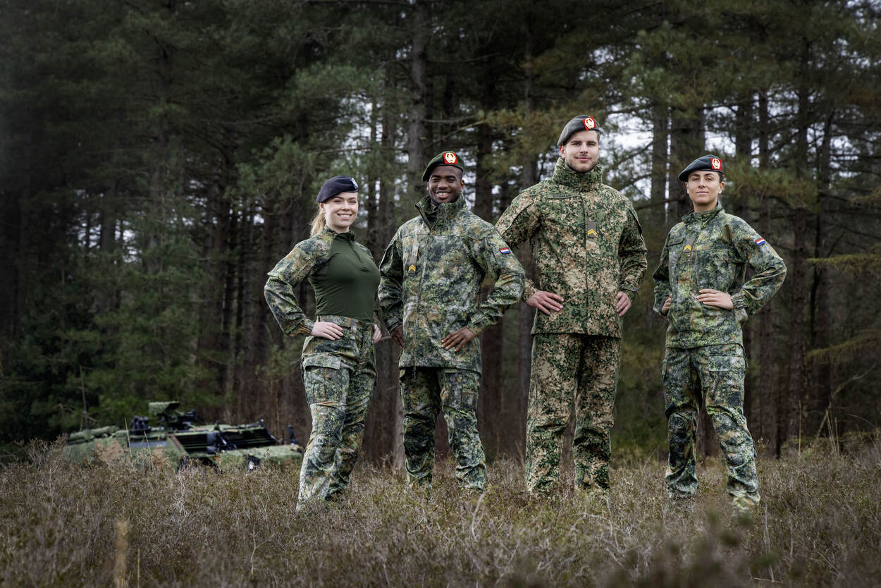 Een aantal militairen showt de nieuwe gevechtskleding