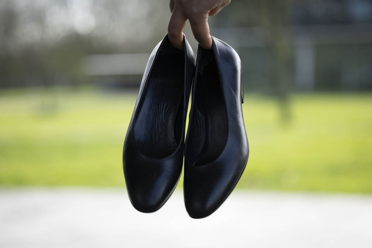 De pumps, die vrouwen dragen onder de rok van het Dagelijks tenue.