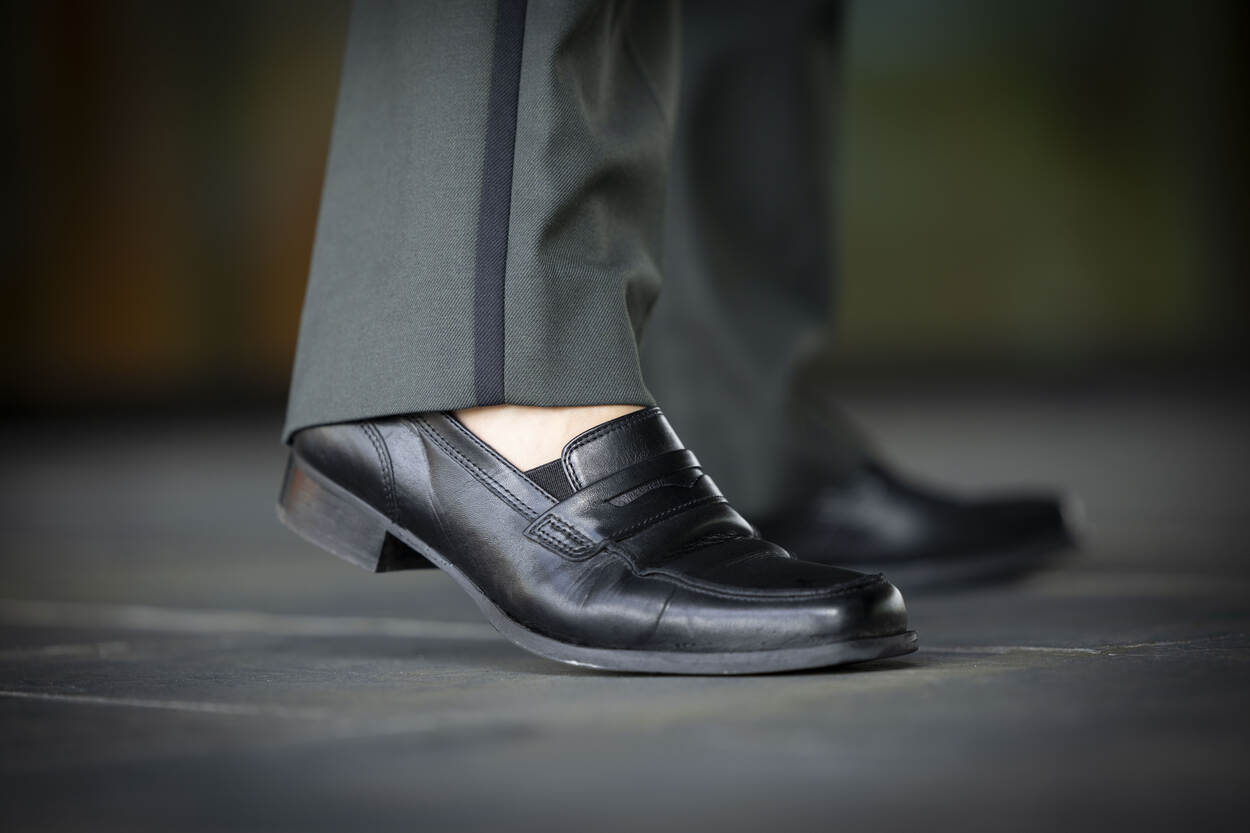 In beeld: de zwarte instappers die vrouwen onder hun dagelijks tenue dienen te dragen. Een respondent uit de enquête vergeleek het schoeisel met ‘de hel’.