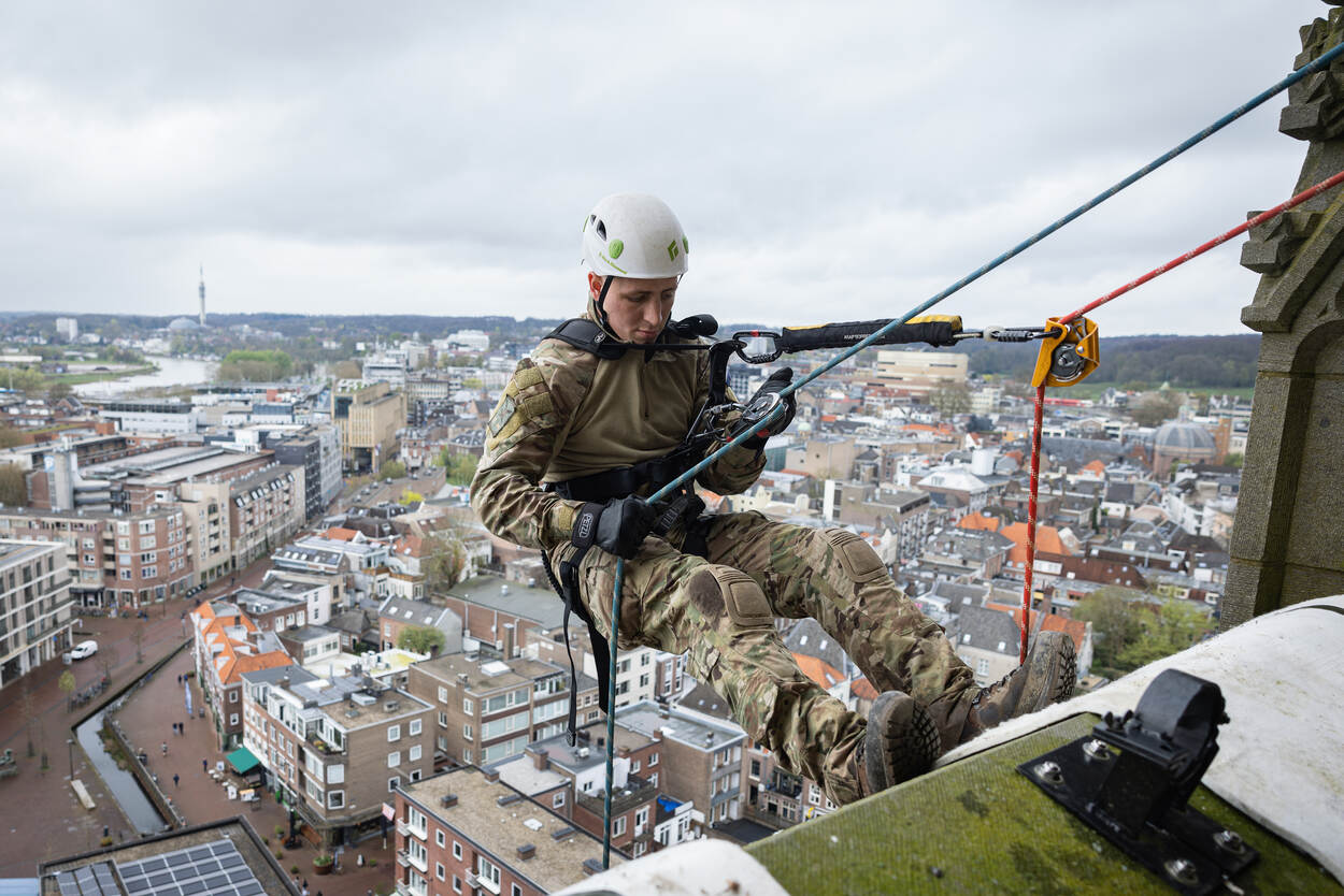een militair abseilt vanaf een kerk