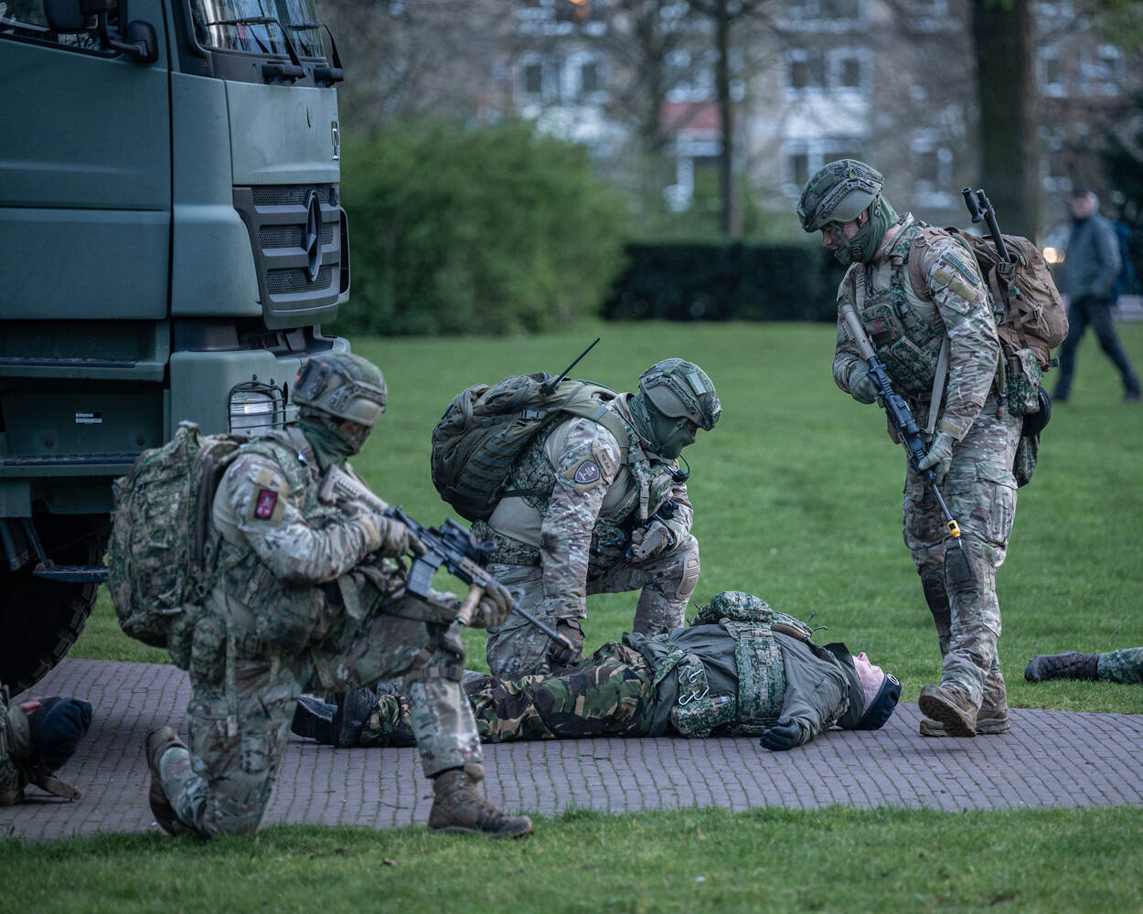 militairen houden de omgeving goed in de gaten.