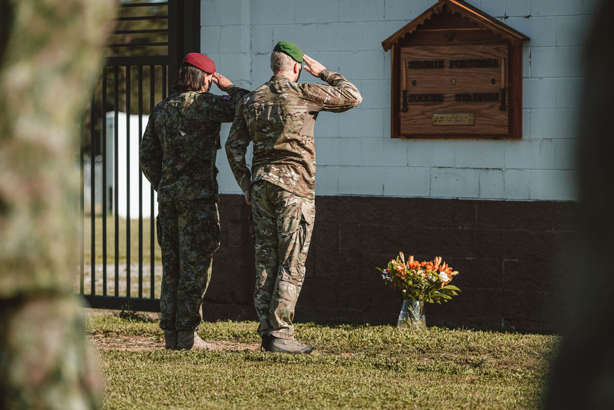 militairen brengen de eregroet