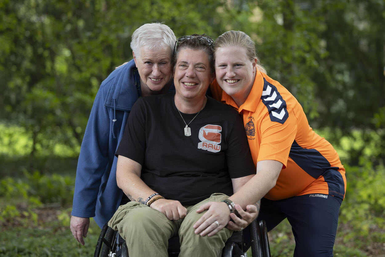 Majoor Amber Wolvers met haar moeder (links) en haar partner Monique.