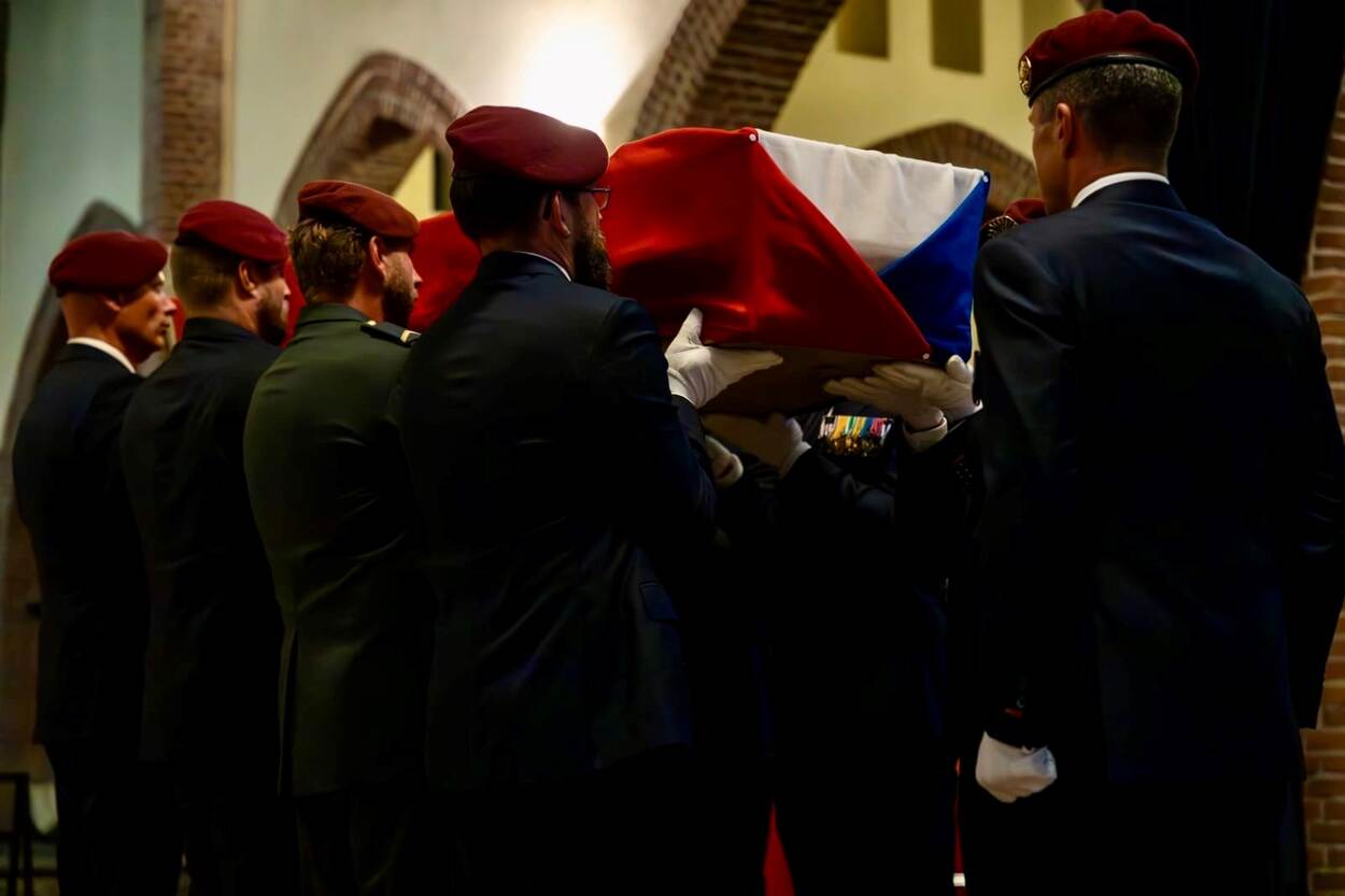 De draagploeg heeft een kist op de handen.