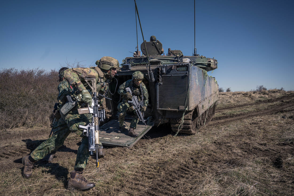Militairen stijgen uit een CV90