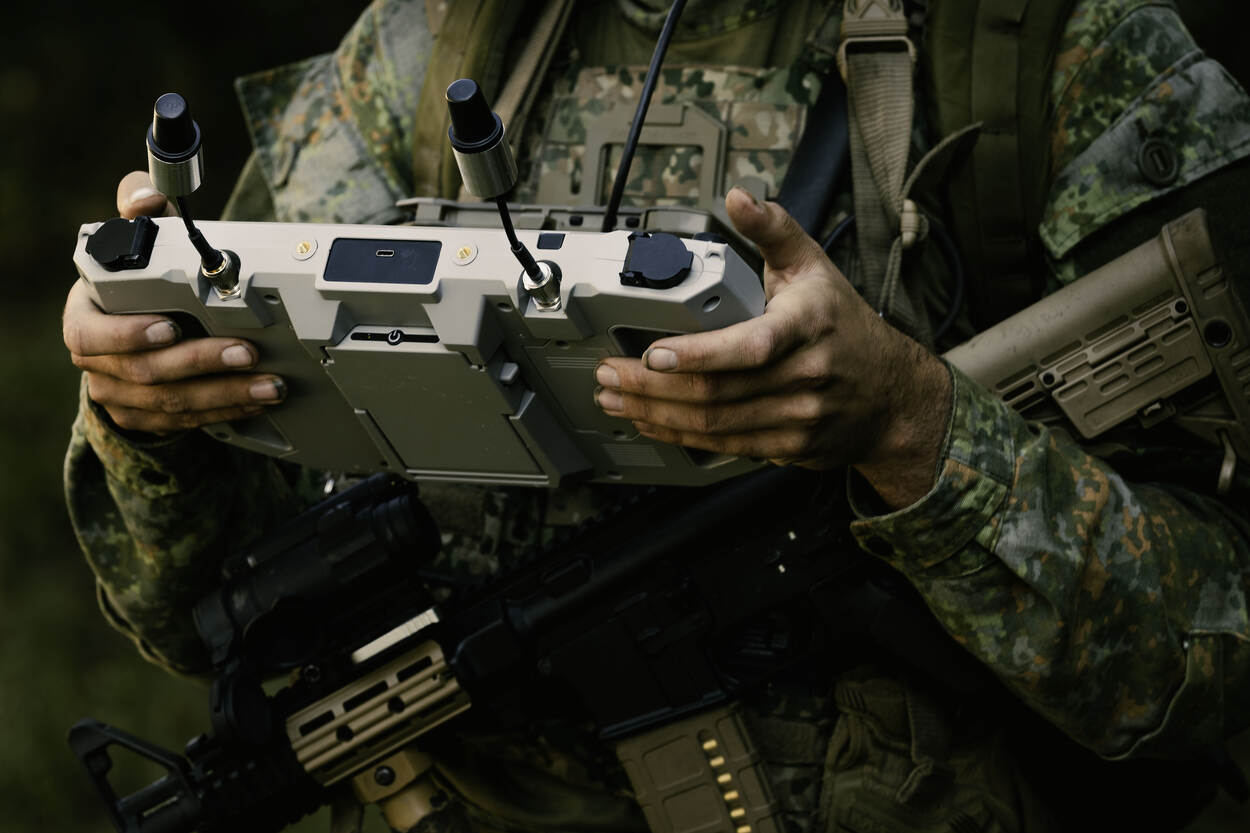 Een droneconsole, in de handen van een militair.