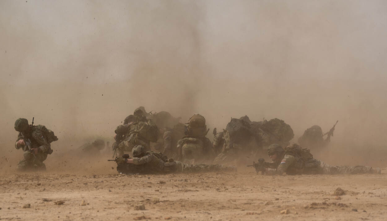 Nederlandse militairen van 11 Luchtmobiele Brigade krijgen een lading zand over zich heen tijdens een oefening in Irak.